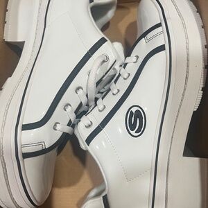 Skechers women’s shoes 9.5 new